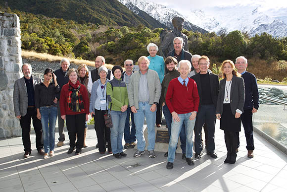 LEFT TO RIGHT: Cipriano Marín (Spain); María del Rosario Martínez de Garavito (Spain), Graeme Murray (NZ); Vickie Hearnshaw (NZ); Carolyn Murray (NZ); Günther Wuchterl (Austria/Germany); Alison Loveridge (NZ); Julie Abbari (NZ); Clive Ruggles (UK); Richard Wainscoat (USA); Margaret Austin (NZ), Friedel Pas (Belgium); John Hearnshaw (NZ); Sir Edmund Hillary (not present at conference); Malcolm Smith (Chile); David Welch (Canada); Alec Boksenberg (UK); Antonia María Varela Pírez (Spain); Michel Cotte (France) workshop-participants-580